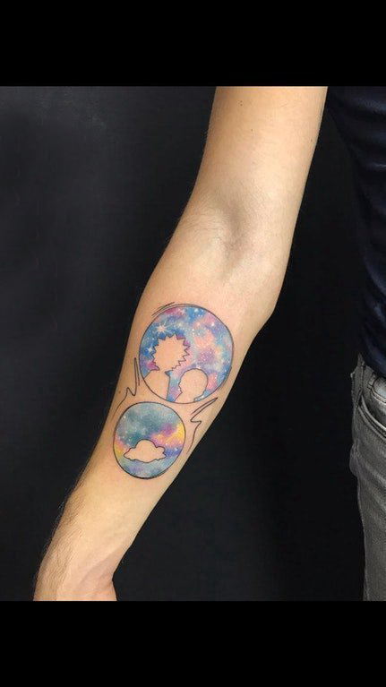 点击大图看下一张：女生手臂上彩绘渐变星空元素星球纹身图片