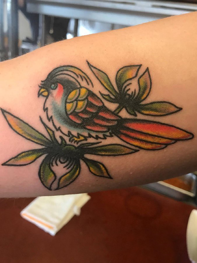 点击大图看下一张：女生手臂上彩绘水彩素描创意文艺小鸟花朵纹身图片