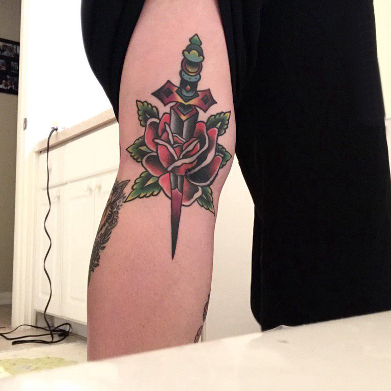 点击大图看下一张：女生手臂上彩绘水彩素描文艺唯美花朵霸气匕首纹身图片