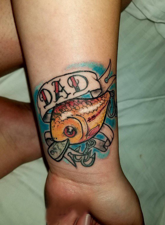 点击大图看下一张：女生手臂上彩绘水彩素描文艺唯美鱼动物纹身图片