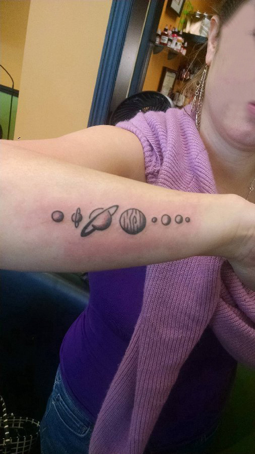 点击大图看下一张：女生手臂上黑灰素描点刺技巧创意文艺星球纹身图片