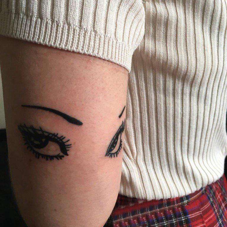 点击大图看下一张：女生手臂上黑色简单个性线条创意眼睛纹身图片