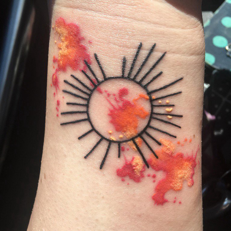 点击大图看下一张：女生手腕上彩绘泼墨几何简单线条太阳纹身图片