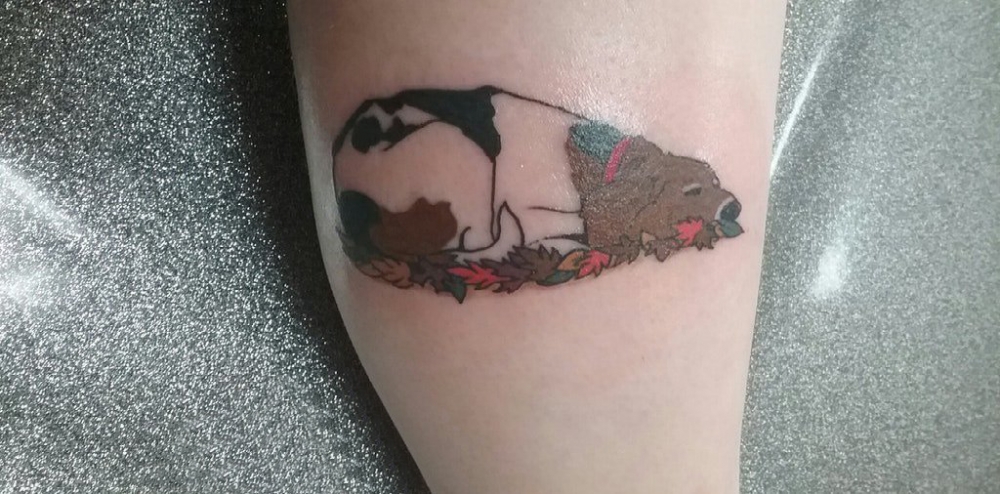 点击大图看下一张：女生小腿上彩绘简单线条落叶和小动物狗纹身图片