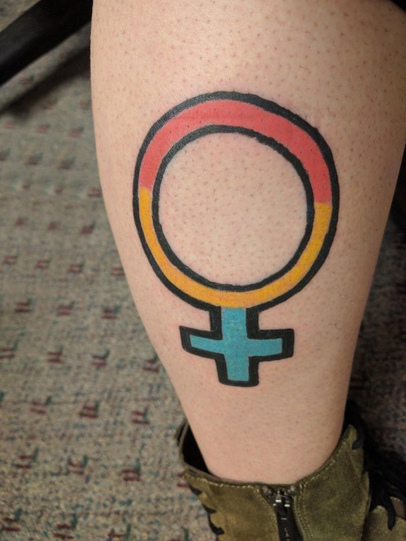 点击大图看下一张:女生小腿上彩绘渐变几何简单线条符号纹身图片