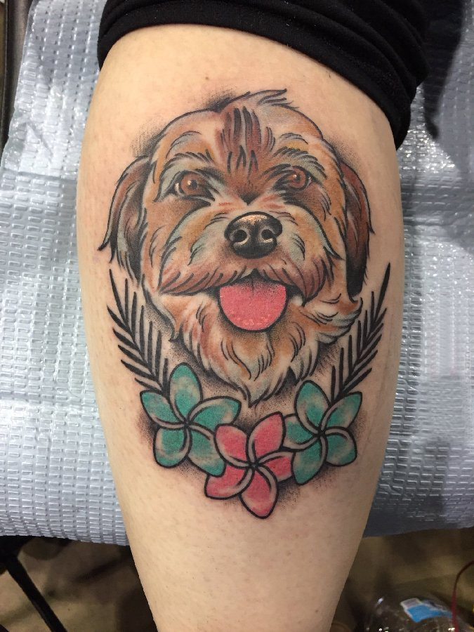 点击大图看下一张：女生小腿上彩绘渐变简单线条花朵和可爱小狗纹身图片