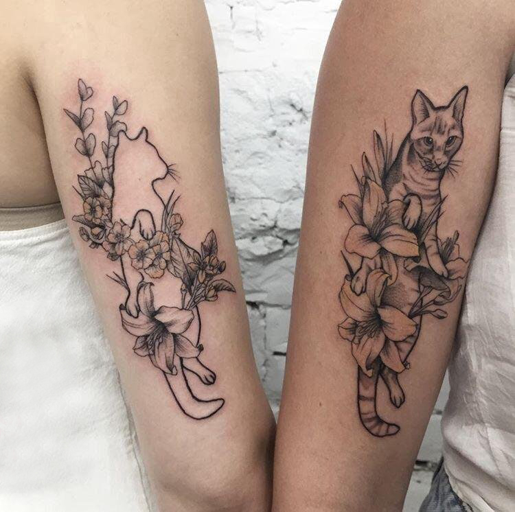 点击大图看下一张：闺蜜手臂上黑灰点刺简单线条植物花朵和猫纹身图片