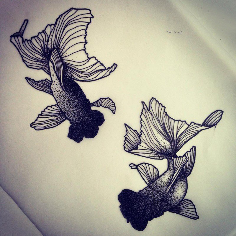 点击大图看下一张：黑灰素描点刺技巧文艺小清新金鱼动物纹身手稿