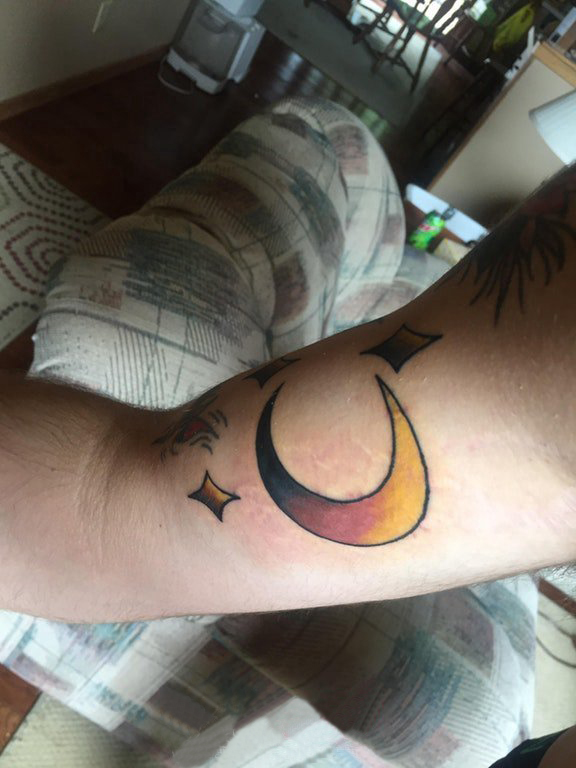 点击大图看下一张：男生大臂上彩绘渐变简单线条星星和月亮纹身图片