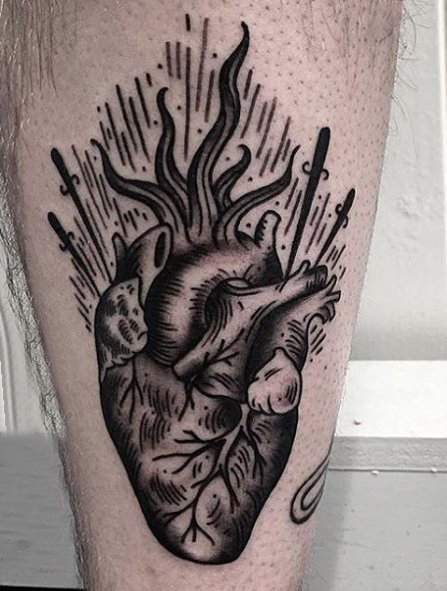点击大图看下一张：男生大腿上黑灰素描点刺技巧文艺心脏纹身图片