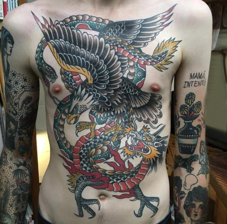 点击大图看下一张：男生腹部彩绘水彩素描创意霸气老鹰纹身图片