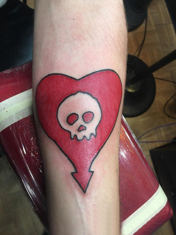 点击大图看下一张：男生手臂上彩绘几何简单线条心形和骷髅纹身图片