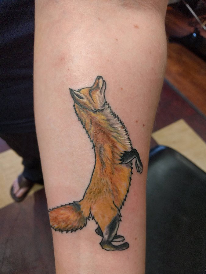 点击大图看下一张：男生手臂上彩绘渐变抽象线条可爱小动物狐狸纹身图片