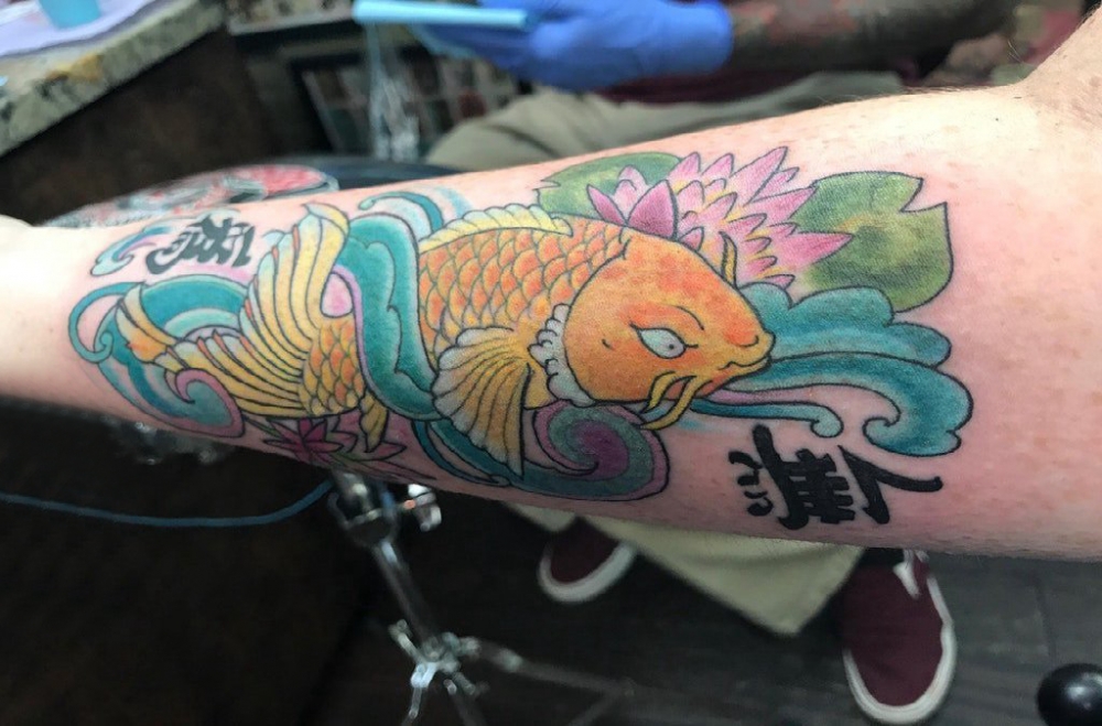 点击大图看下一张：男生手臂上彩绘渐变抽象线条莲花和鲤鱼纹身图片