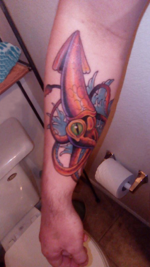 点击大图看下一张：男生手臂上彩绘渐变简单抽象线条动物鱿鱼纹身图片