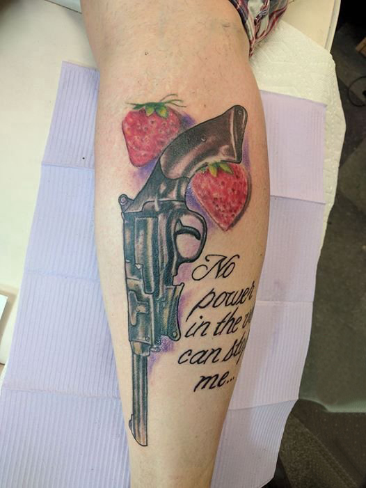 点击大图看下一张：男生手臂上彩绘水彩素描霸气经典手枪纹身图片
