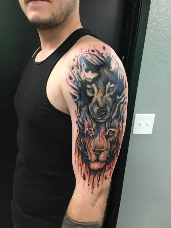 点击大图看下一张：男生手臂上彩绘水彩素描泼墨霸气狼和狮子纹身图片