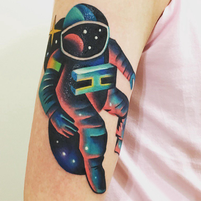 点击大图看下一张：男生手臂上彩绘水彩素描星空元素宇航员纹身图片