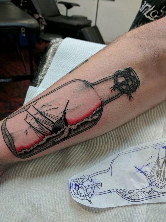 点击大图看下一张：男生手臂上黑色线条素描点刺技巧经典水瓶纹身图片
