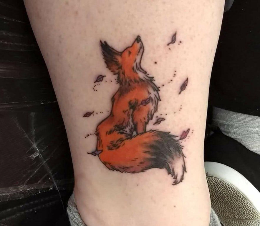 点击大图看下一张：男生小腿上彩绘渐变抽象线条狐狸小动物纹身图片