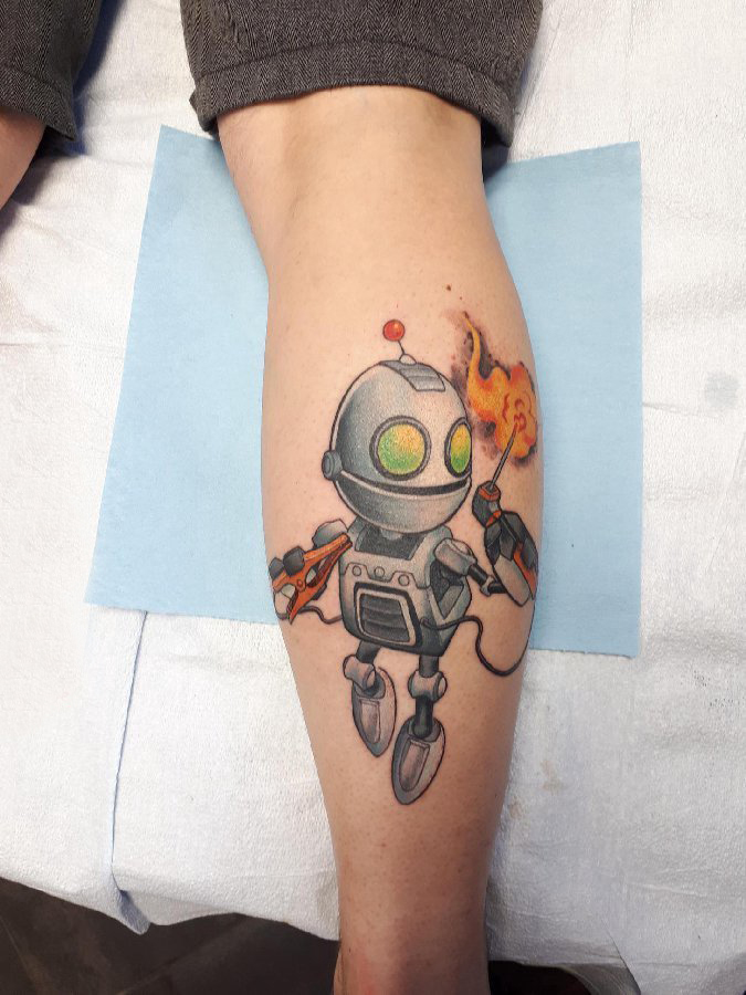 点击大图看下一张：男生小腿上彩绘渐变简单线条火焰和机器人纹身图片
