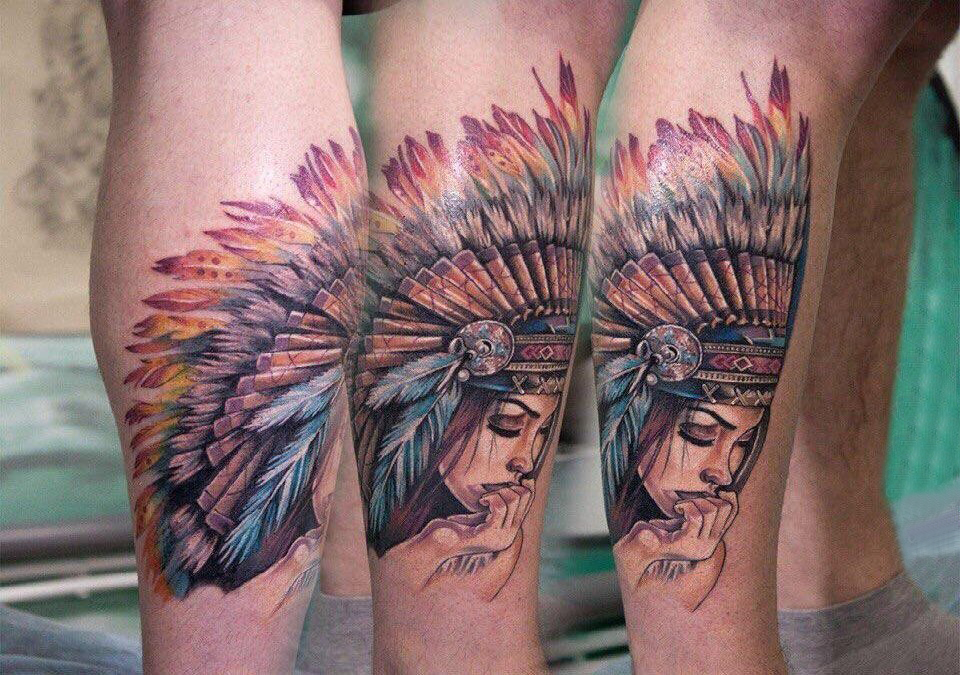 点击大图看下一张：男生小腿上彩绘渐变简单线条羽毛和印第安人物纹身图片