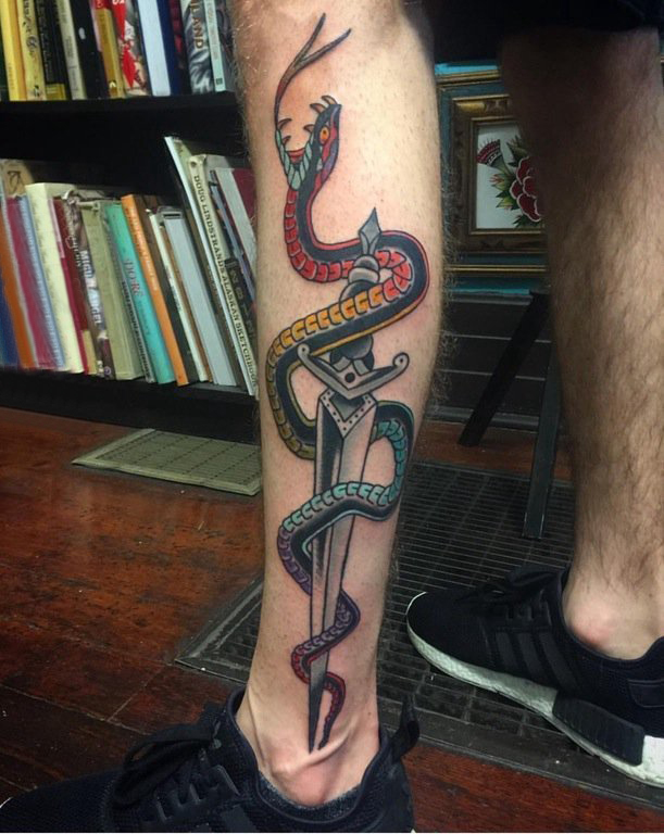 点击大图看下一张：男生小腿上彩绘水彩素描霸气蛇匕首纹身图片