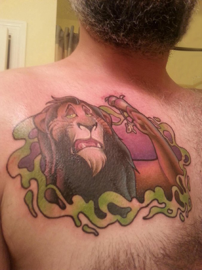 点击大图看下一张：男生胸部彩绘渐变抽象线条卡通小动物狮子纹身图片