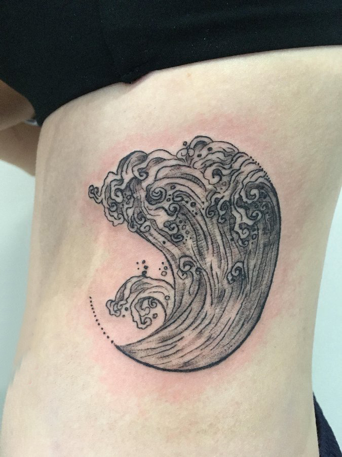 点击大图看下一张：女生侧腰上黑灰点刺简单抽象线条浪花纹身图片