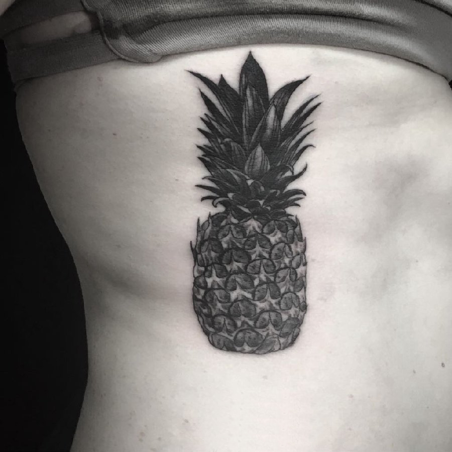 点击大图看下一张：女生侧腰上黑色点刺简单线条水果菠萝纹身图片