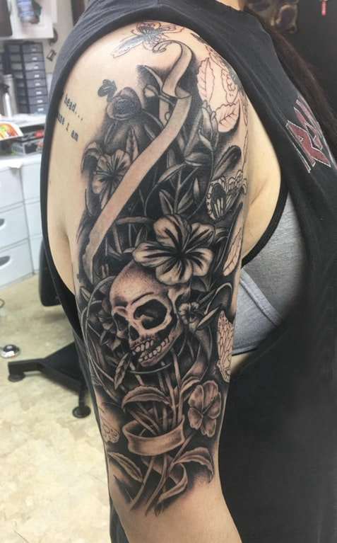 点击大图看下一张：女生大臂上黑色点刺简单线条花朵和骷髅纹身图片
