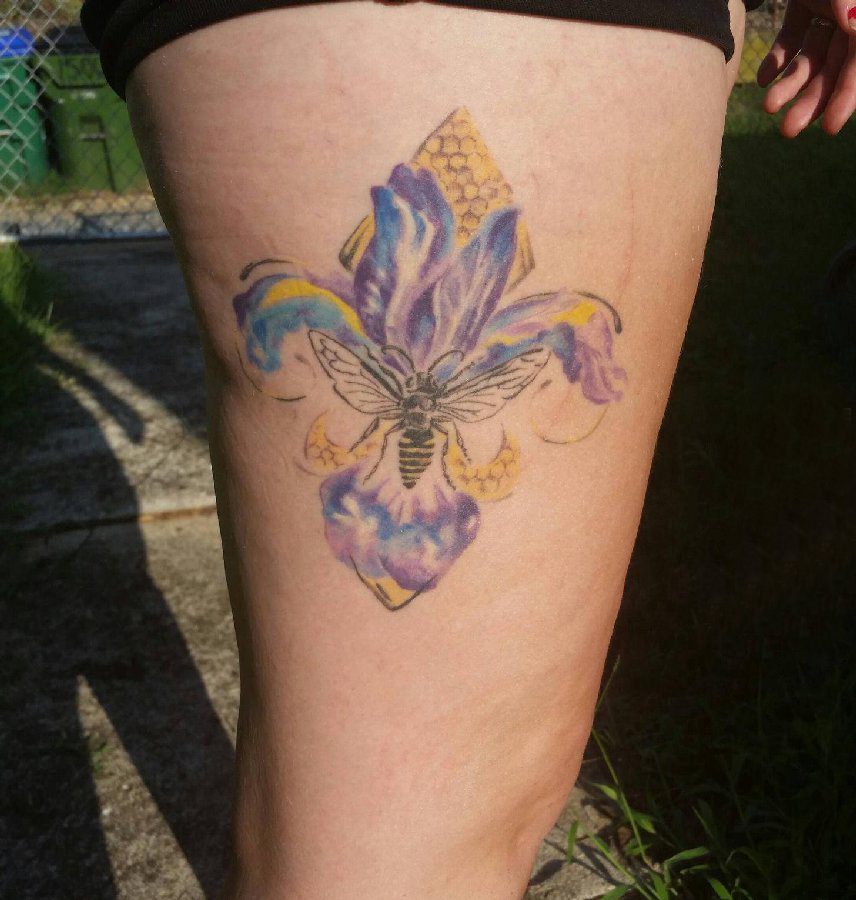 点击大图看下一张：女生大腿上彩绘渐变简单线条文艺花朵和蜜蜂纹身图片
