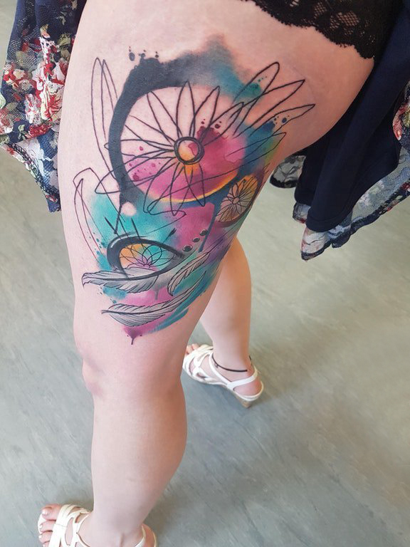 点击大图看下一张：女生大腿上彩绘泼墨简单线条创意捕梦网纹身图片