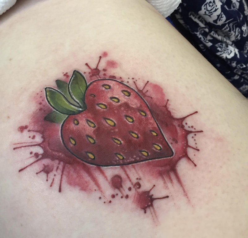 点击大图看下一张：女生大腿上彩绘泼墨简单线条可爱水果草莓纹身图片