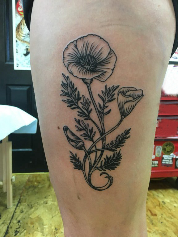 点击大图看下一张：女生大腿上黑色点刺简单线条植物叶子和花朵纹身图片