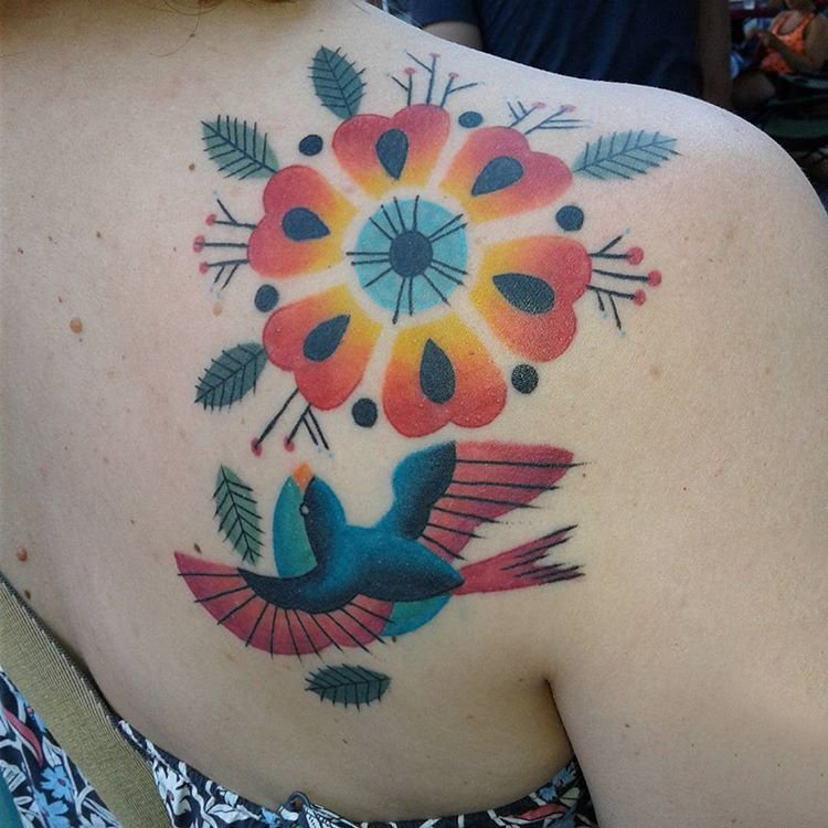 点击大图看下一张：女生后背上彩绘渐变简单线条植物花朵和小鸟纹身图片