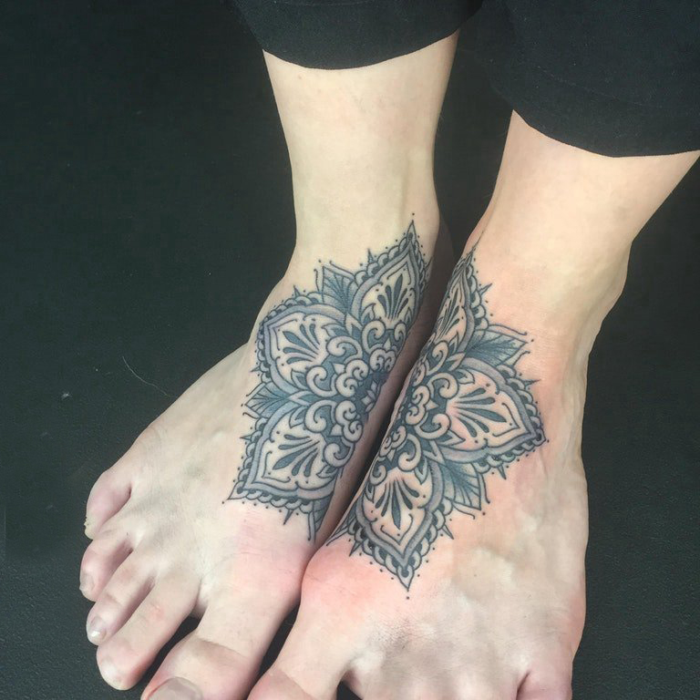 点击大图看下一张：女生脚背上黑色点刺简单线条植物花朵纹身图片
