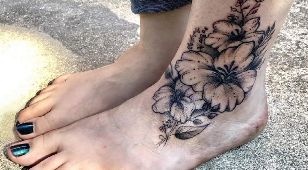 点击大图看下一张：女生脚踝上黑色点刺简单线条植物文艺花朵纹身图片