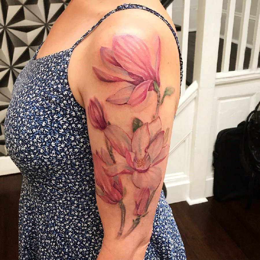 点击大图看下一张：女生手臂上彩绘渐变简单线条独特唯美花朵纹身图片
