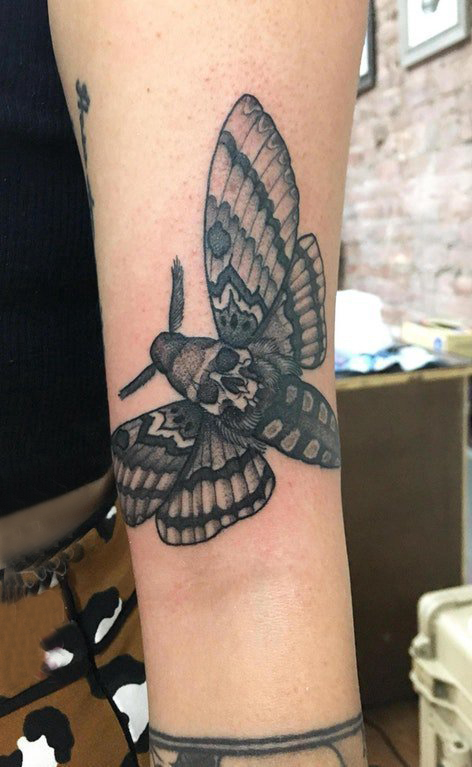 点击大图看下一张：女生手臂上黑色点刺简单线条骷髅型蝴蝶纹身图片