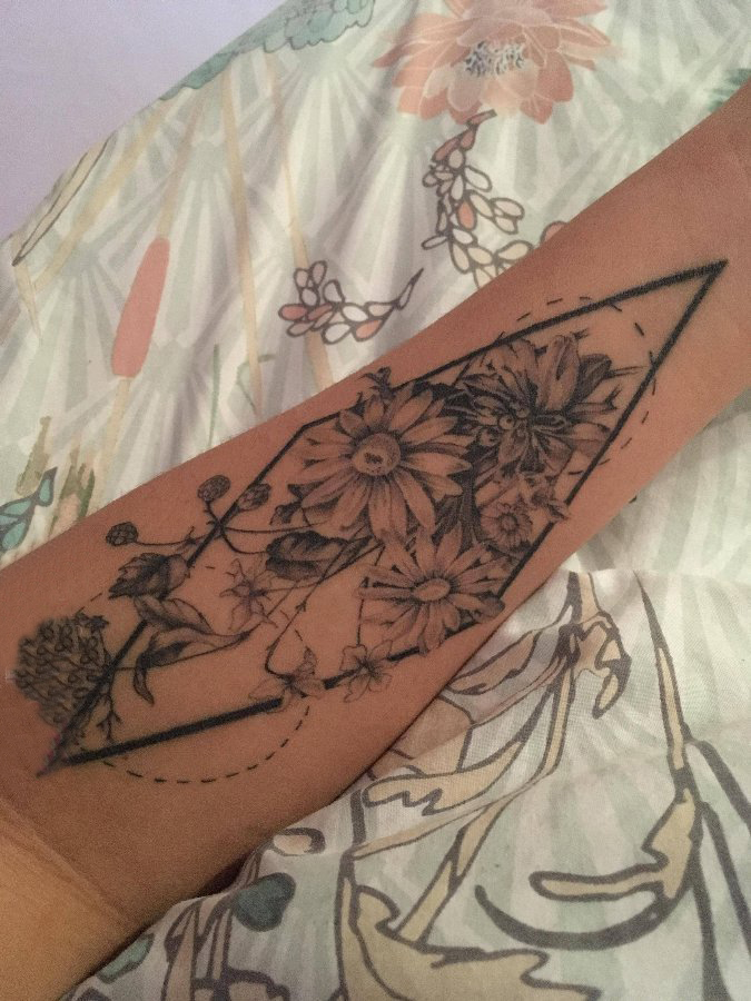 点击大图看下一张：女生手臂上黑色线条几何元素唯美花朵纹身图片