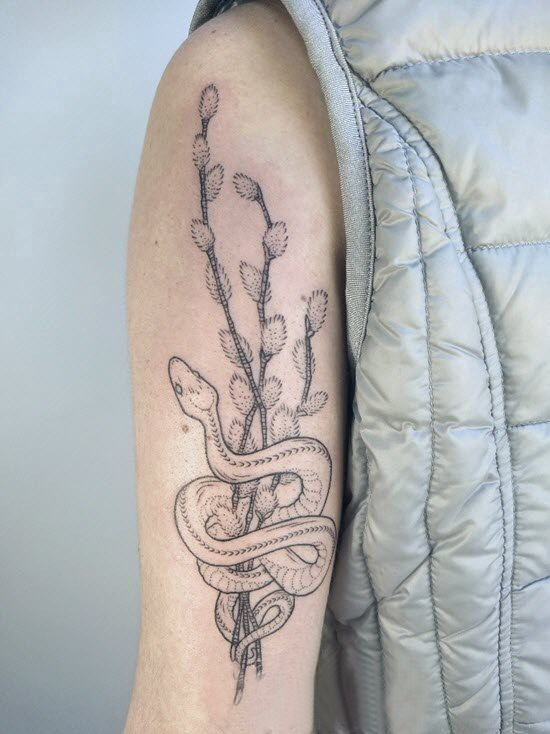 点击大图看下一张：女生手臂上黑色线条唯美藤蔓霸气蛇纹身图片
