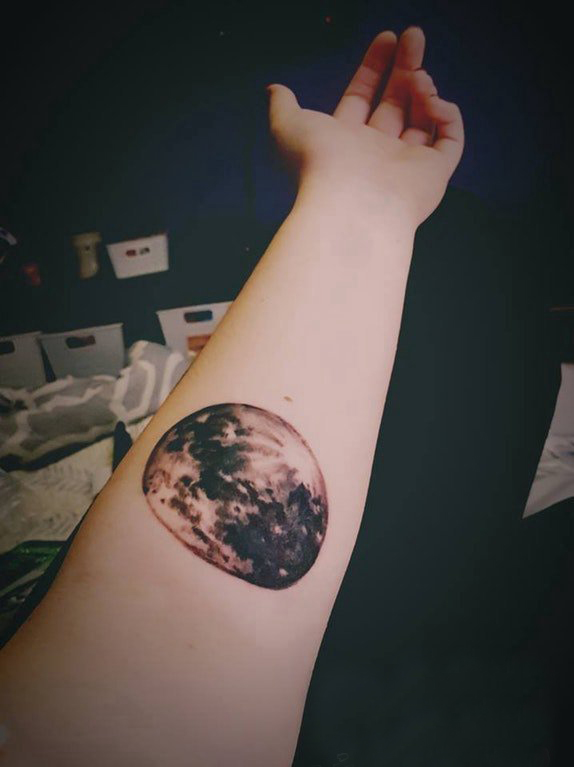 点击大图看下一张：女生手臂上黑色点刺几何线条星球纹身图片