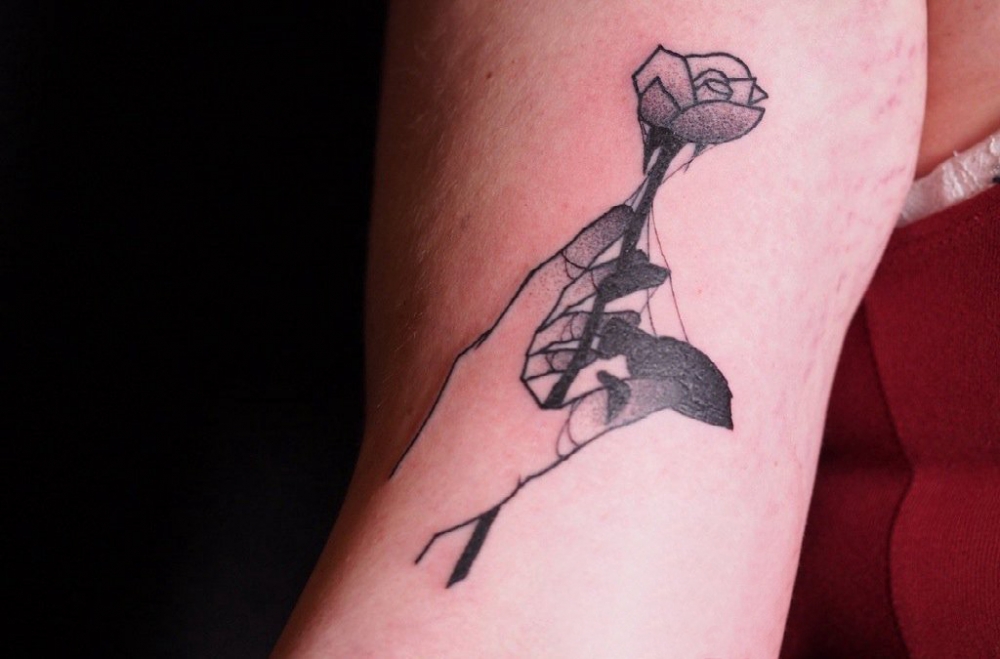 点击大图看下一张：女生手腕上黑灰素描点刺技巧文艺唯美玫瑰纹身图片