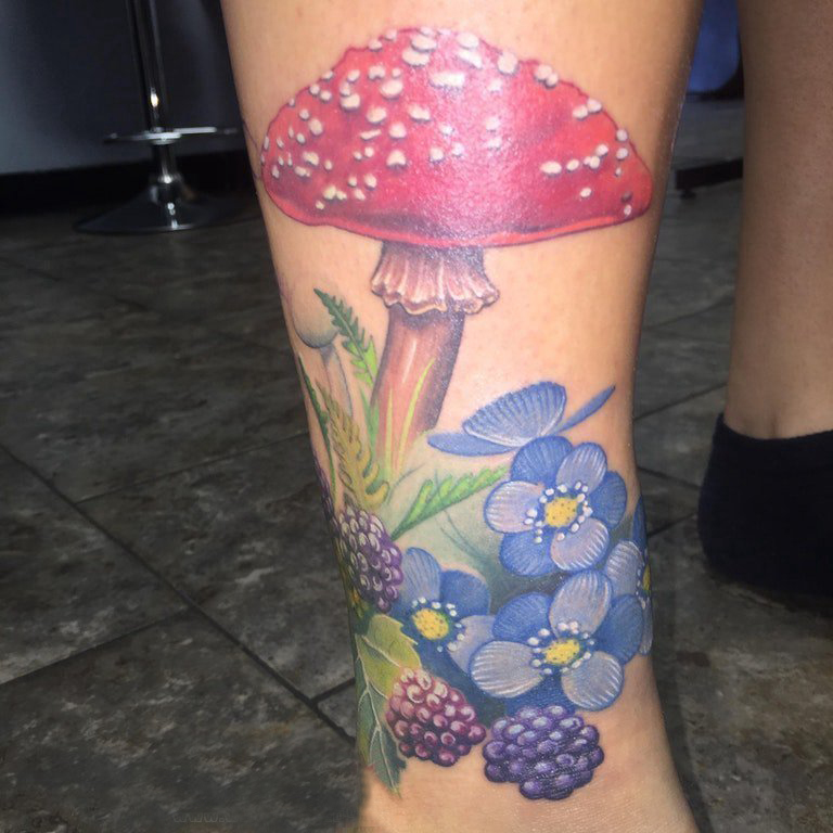 点击大图看下一张：女生小腿上彩绘渐变简单线条小清新植物和花朵纹身图片
