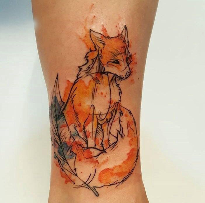 点击大图看下一张：女生小腿上彩绘泼墨简单抽象线条羽毛和狐狸纹身图片