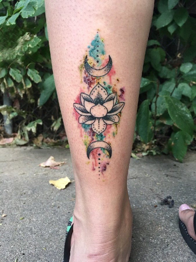点击大图看下一张：女生小腿上彩绘泼墨简单线条月亮和莲花纹身图片