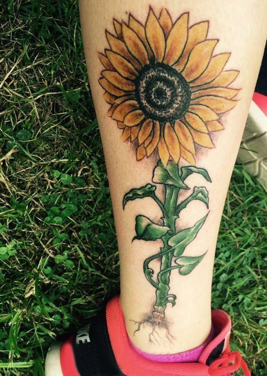 点击大图看下一张：女生小腿上彩绘水彩素描文艺唯美向日葵纹身图片