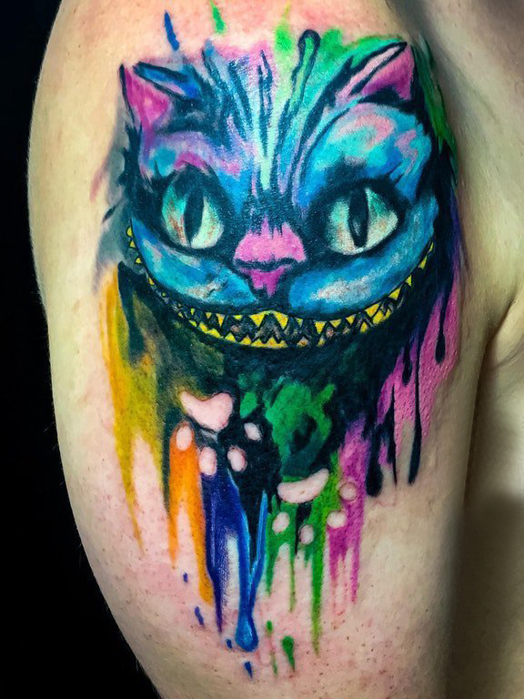 点击大图看下一张：男生大臂上彩绘泼墨简单抽象线条猫咪动物纹身图片