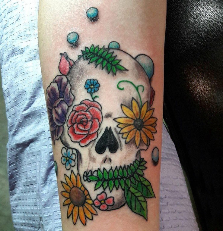 点击大图看下一张：男生手臂上彩绘简单个性线条植物花朵和骷髅纹身图片